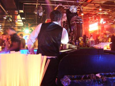 Der letzte Club in dem Demian und ich waren. Keine Ahnung wo der war, aber die Musik war Bombwe Der letzte Club in dem Demian und ich waren. Keine Ahnung wo der war, aber die Musik war Bombwe